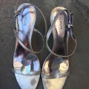 Alfani. Pale gold/“metallic’ish color”. Side 9.5